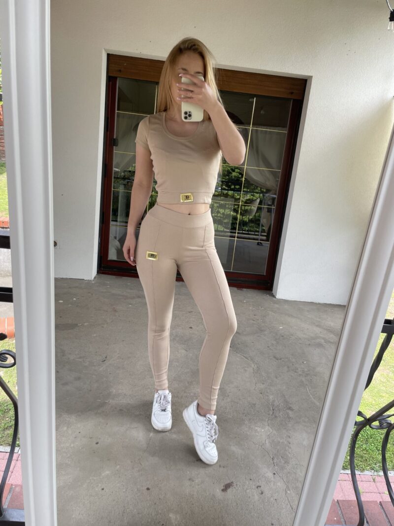 KOMPLET TOP + LEGGINSY BASIC BEŻOWE PRĄŻEK